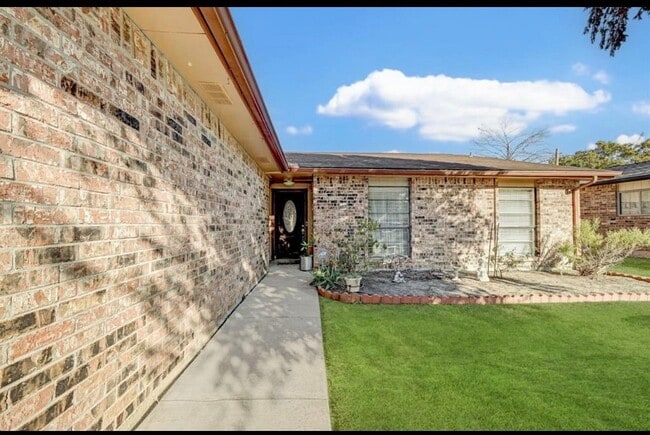 Building Photo - 5126 Sprey Dr