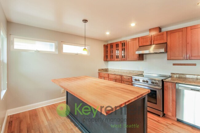 Building Photo - Stylish 4 Bedroom Steps from Shops, Cafes, and Parks