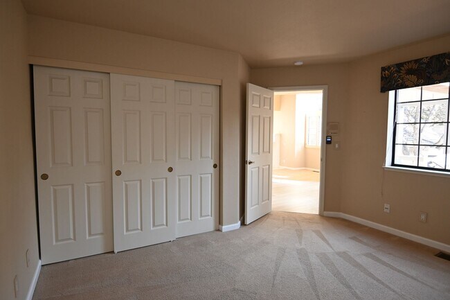 Building Photo - Tranquil / Updated Townhome in Gated in Vi...