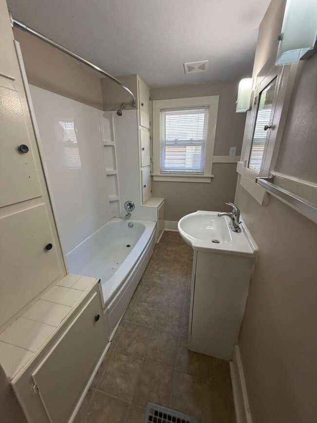 Building Photo - 3406 Robinwood Dr