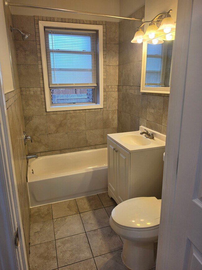 Building Photo - 1142 W 84th St