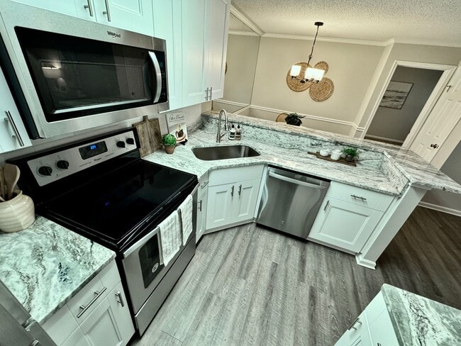 Building Photo - REDUCED PRICE! Updated 1st Floor/1-Level Condo Ready NOW! Includes Water, Sewer, Trash, Landscapi...