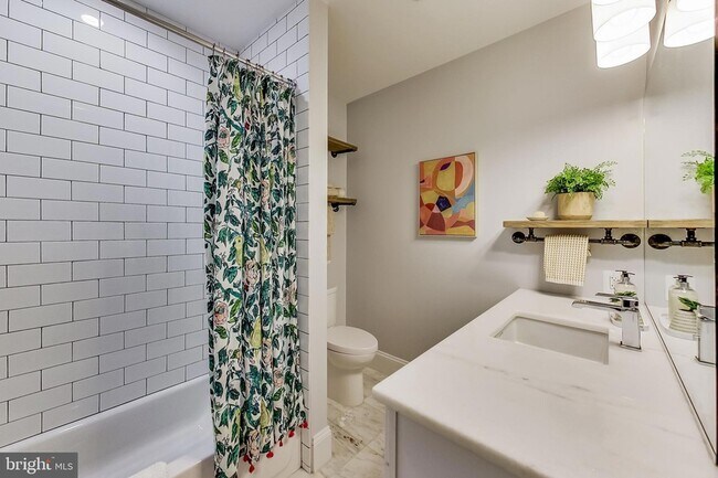 Building Photo - 819 D St NE