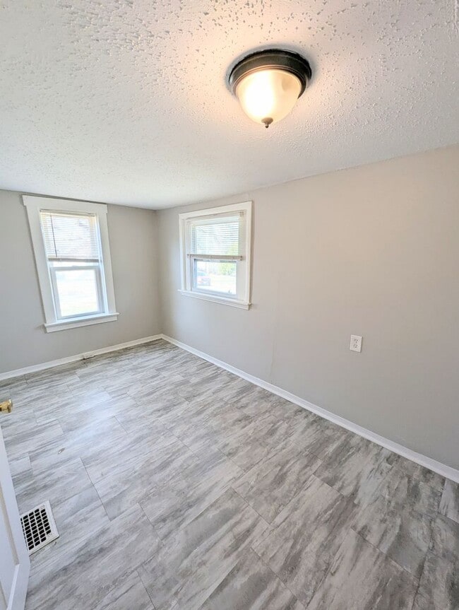 Building Photo - $500 OFF Your First Month's Rent!