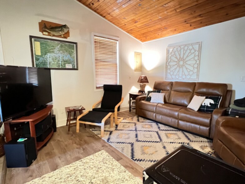 Building Photo - 1546 Hideaway Rd