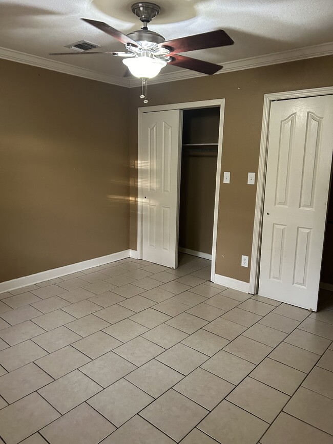 Building Photo - "Charming 3-Bedroom Retreat on Holly Street - Spacious 1,618 Sq Ft with 1.5 Baths in Jonesboro!"