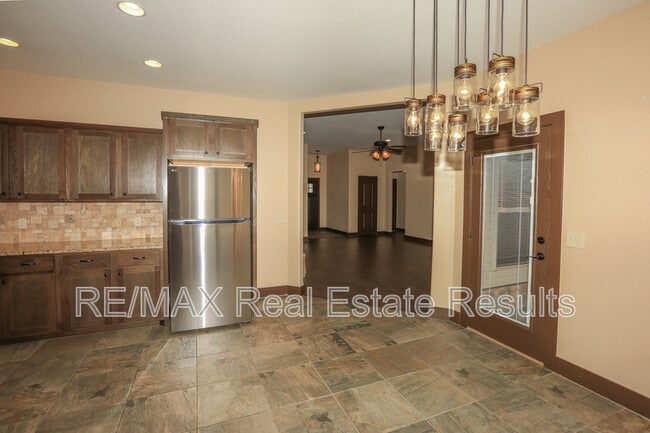 Building Photo - 1000 Peak St