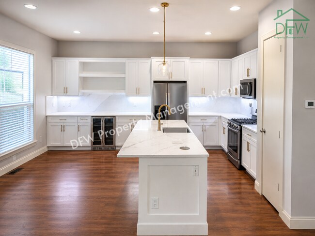 Building Photo - Luxury Renovated Townhome with Rooftop Skyline Views | Walk to Restaurants, Parks & More