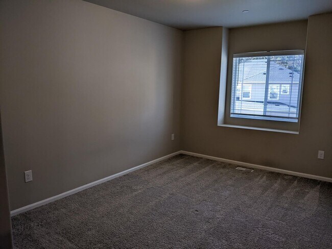 Building Photo - 4/2.5 Townhouse for rent in DuPont!
