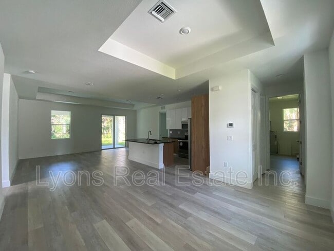 Building Photo - 2635 Starview Ave