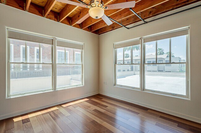 Building Photo - Live Downtown! Move Right In!