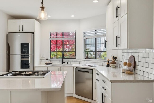 Building Photo - 93 Ashford Ave