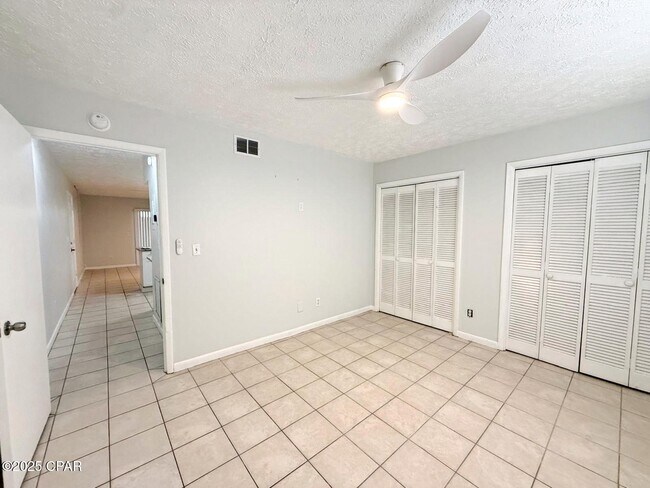 Building Photo - 4113 Holiday Dr