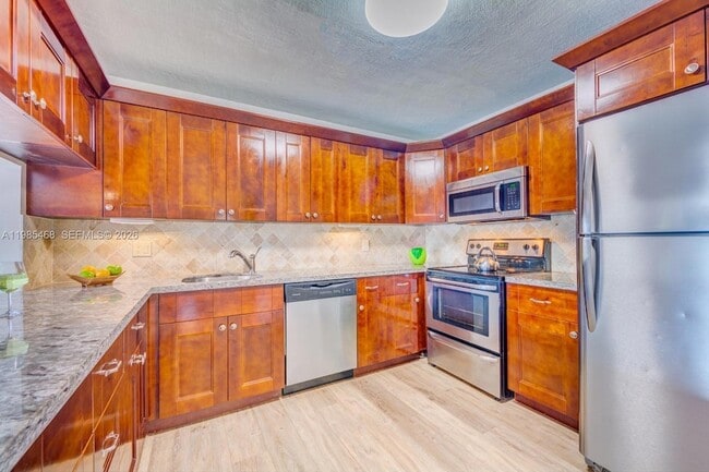 Building Photo - 1960 Bayberry Dr