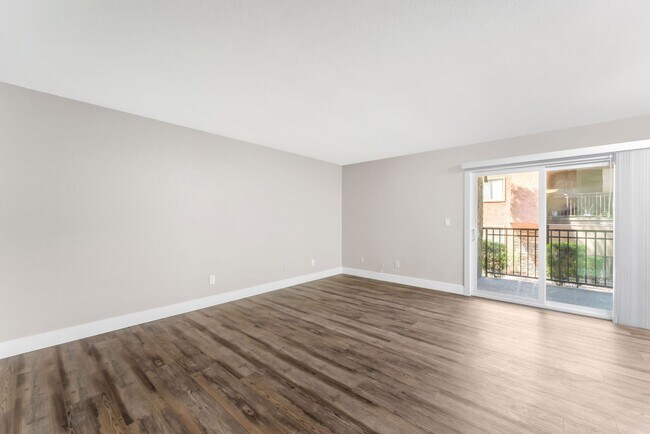 Building Photo - Modern Condo in Guard-Gated Community!