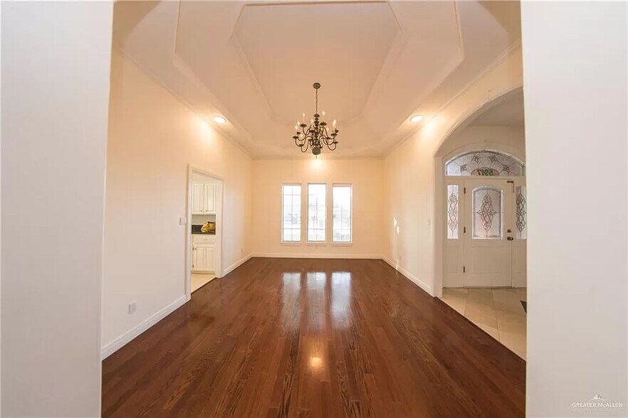 Building Photo - 5917 N Cynthia St