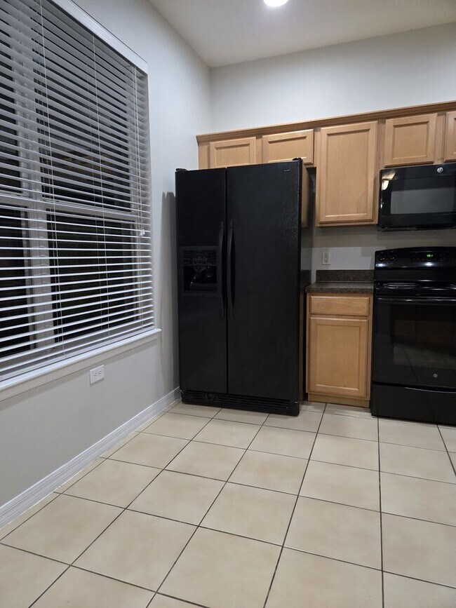 Building Photo - 3BD / 2.5BA Carriage Home