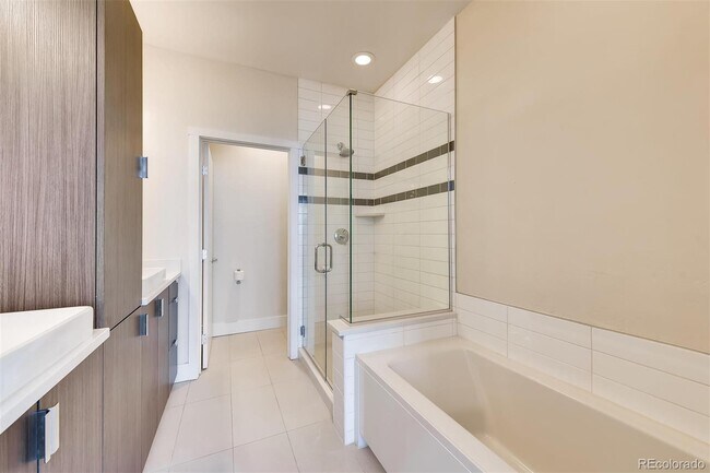 Building Photo - Immediate Availability! Stunning Modern lu...