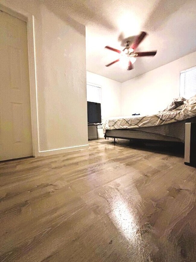 Building Photo - Spacious 4 Bed 2 Bath with Enclosed Patio and Stainless Steel Appliances