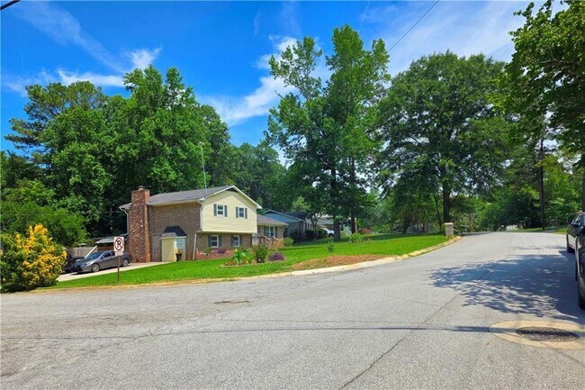 Building Photo - 6684 Londonderry Dr