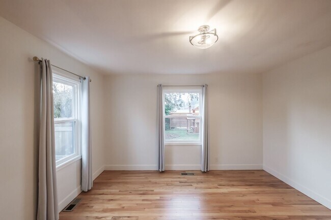 Building Photo - Charming 3-Bed 2 Bath Home with Spectacula...