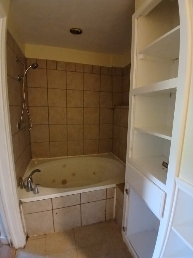 Building Photo - 9402 Lomax St