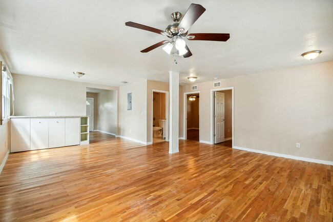 Building Photo - Historic Ybor City Bungalow!