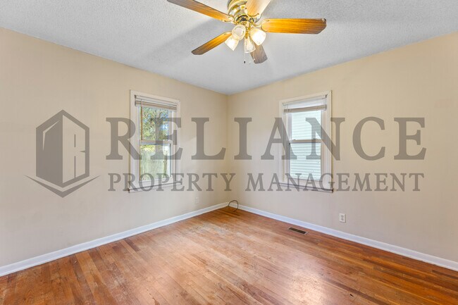 Building Photo - 612 N Custer St