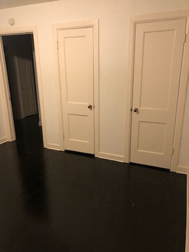 Building Photo - Updated 2/1 Ready For Move In!
