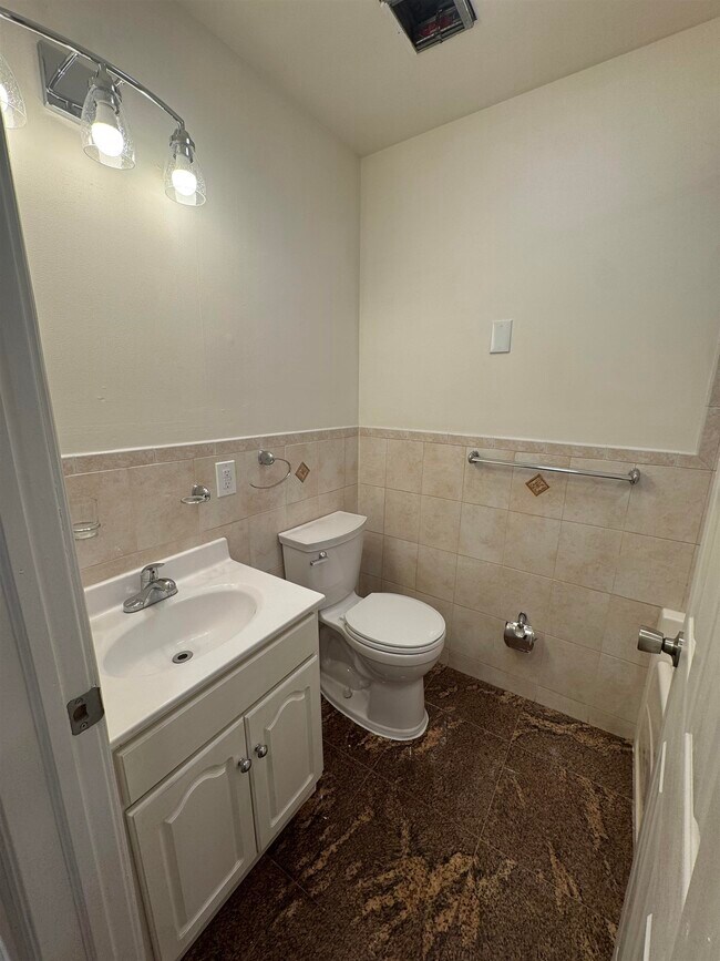 Building Photo - 142 Webster Ave