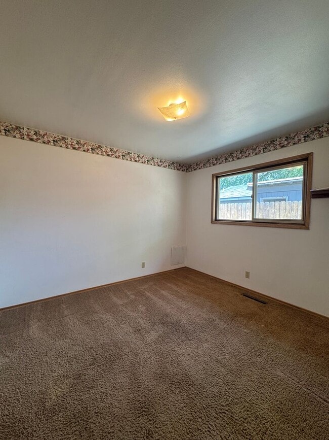 Building Photo - Spacious Home Near Hospital