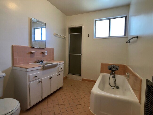 Building Photo - Bright, Spacious 2Bd 1Ba Unit within walking distance of UCLA and Westwood Village