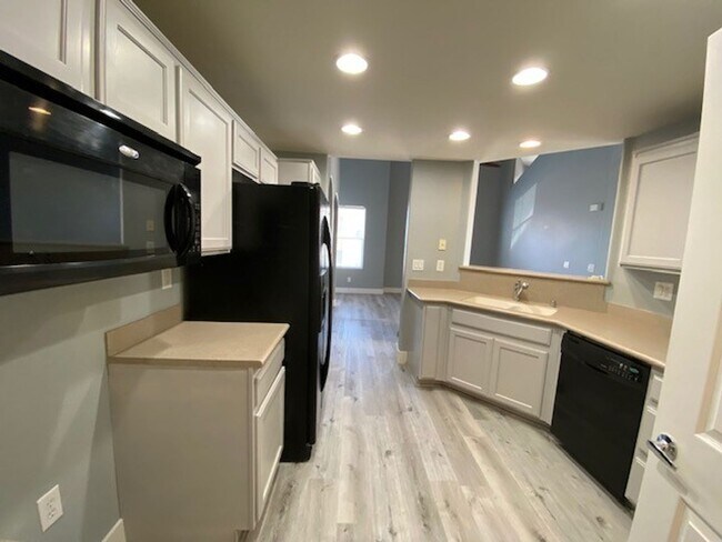 Building Photo - Gorgeous 3 level townhouse with a garage