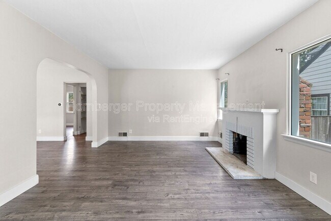 Building Photo - 807 E 40th Ave