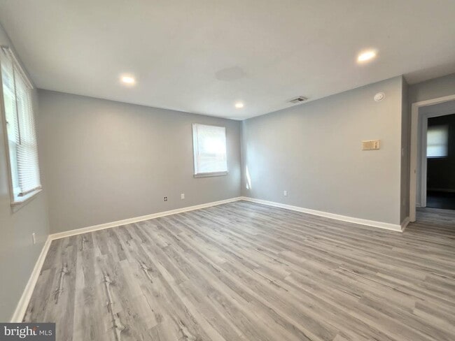 Building Photo - 8241 Robin Hood Dr