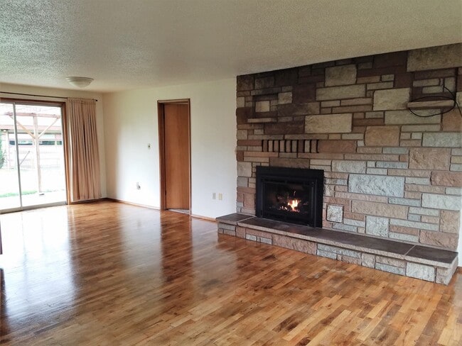 Building Photo - Classic Mid-Century Modern Rambler In Port...