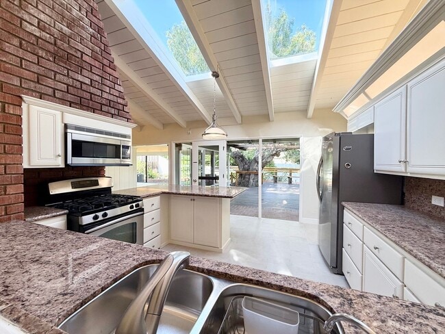 Building Photo - Beautiful 3BR/3BA Point Loma Home with Vaulted Ceilings & Central AC