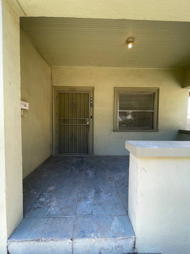 Building Photo - 835 E Weldon Ave