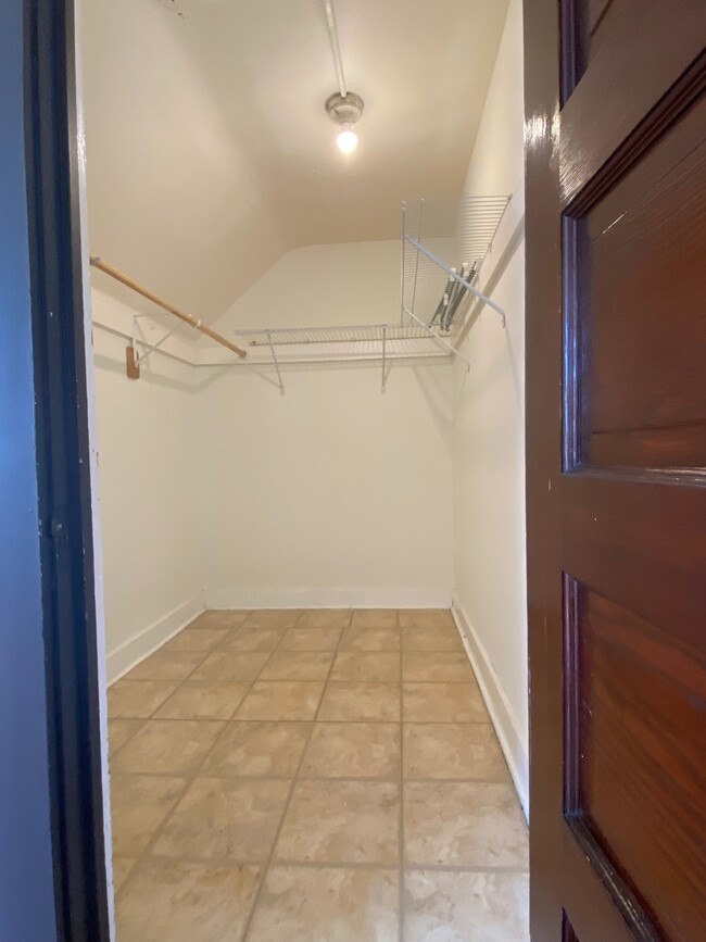 Walk-in Closet - 52 Vley Rd