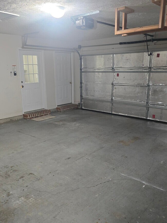 Building Photo - 565 Oakdale Dr