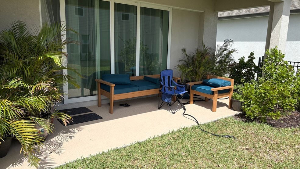 Backyard patio - 500 SE Ranch Oak Cir