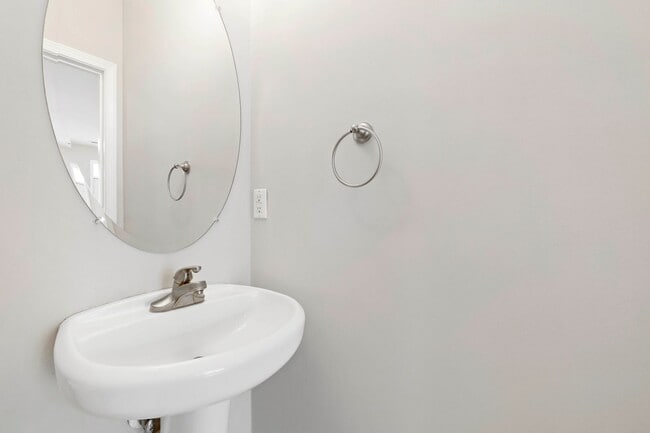 Building Photo - Gorgeous 3BR Townhome with Fresh Updates i...
