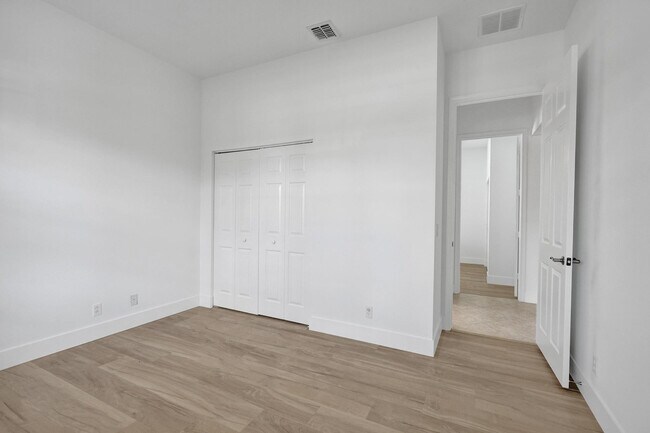 Building Photo - 118 NW Pleasant Grove Way