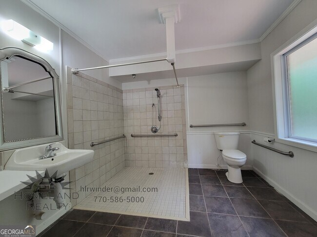 Building Photo - 432 Lakeview Dr SW