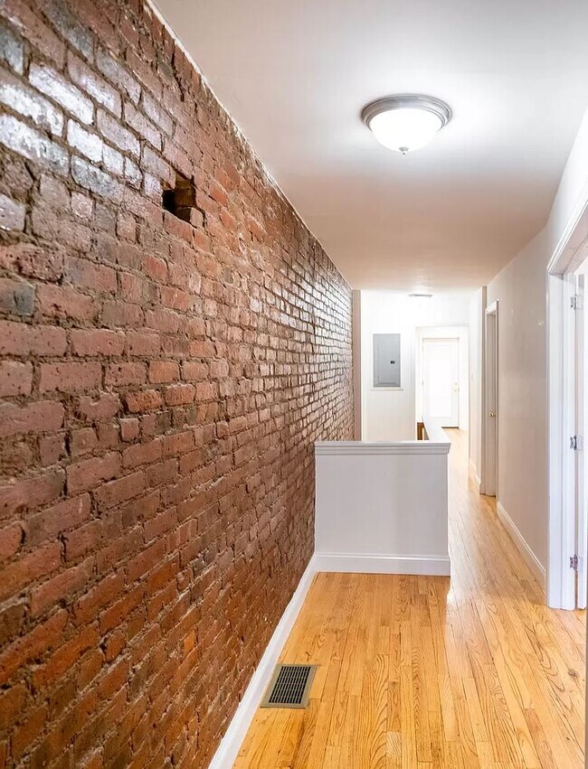 Entry hallway - 572 Park Pl