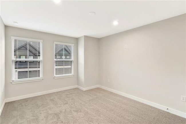 Building Photo - 555 Thatch Ter