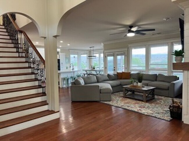 Building Photo - Very Spacious 6 bedroom home with amazing ...