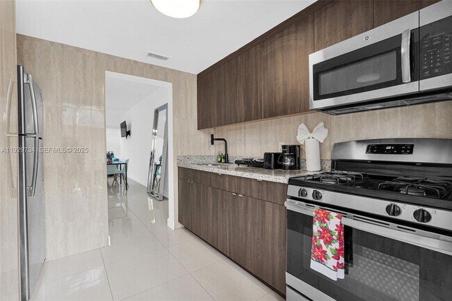 Building Photo - 1025 94th St