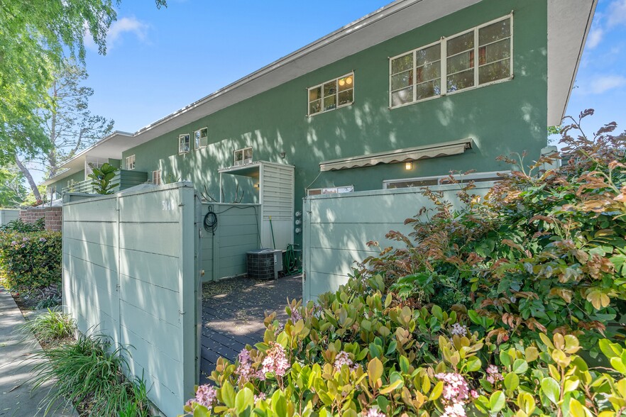 Building Photo - 5146 Village Grn