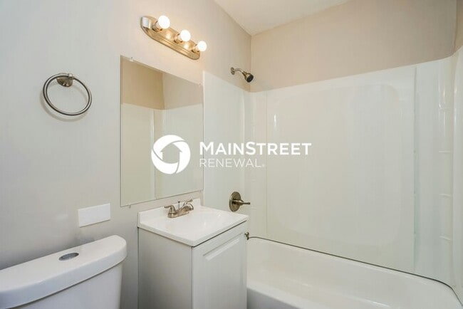 Building Photo - 3 Bedroom Pet-Friendly Home in LOUISVILLE, KY with Main Street Renewal
